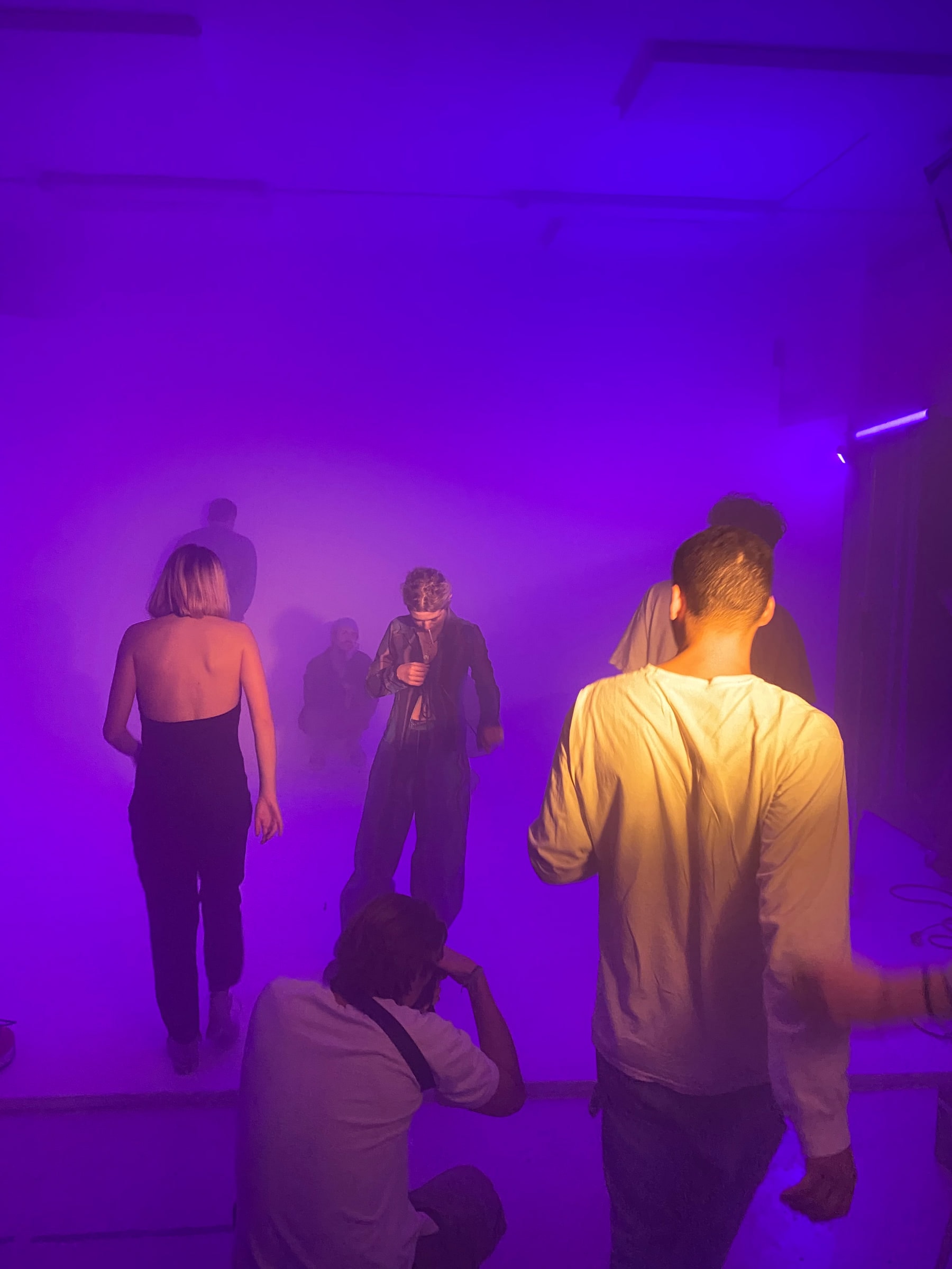 An event in full swing under purple light and haze